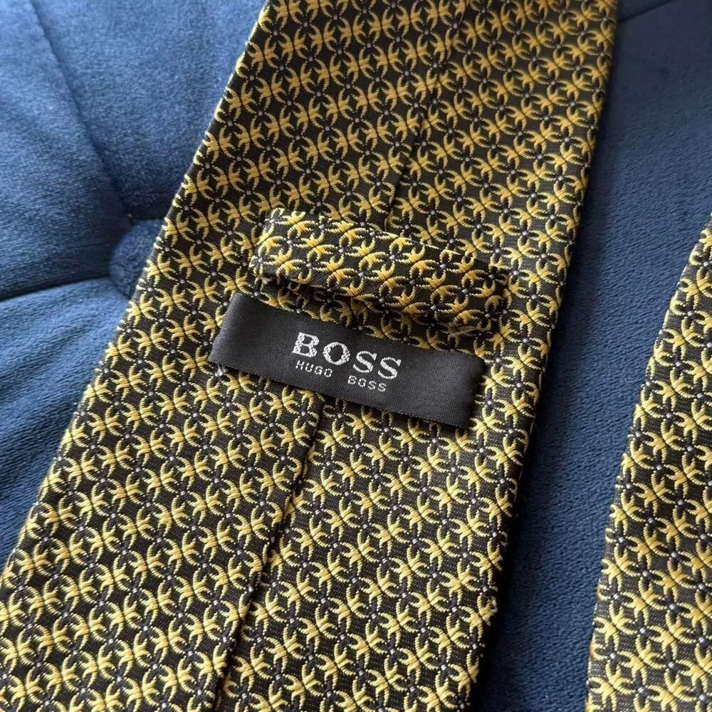 HUGO BOSS 100% Silk Designer Men’s Wide Neck Tie | Gold & Black | Excellent NWOT